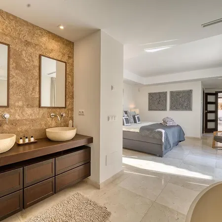 3055 Family Close To The