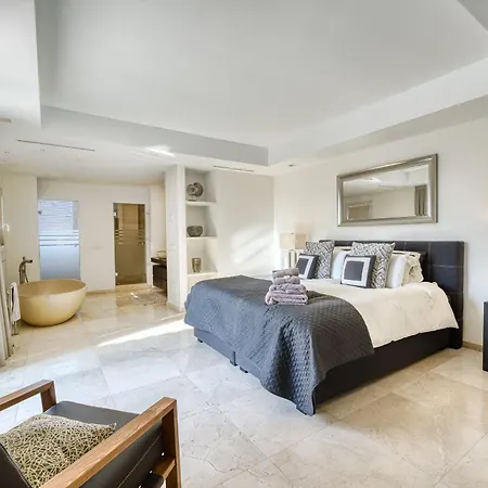 3055 Family Close To The *