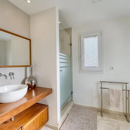 3055 Family Close To The *